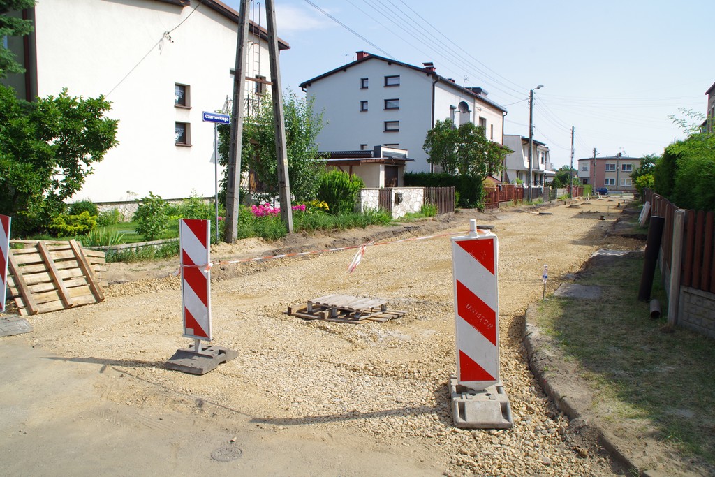 Fotografia przedstawia widok ulicy Czarneckiego w Jędrysku w trakcie prac remontowych.